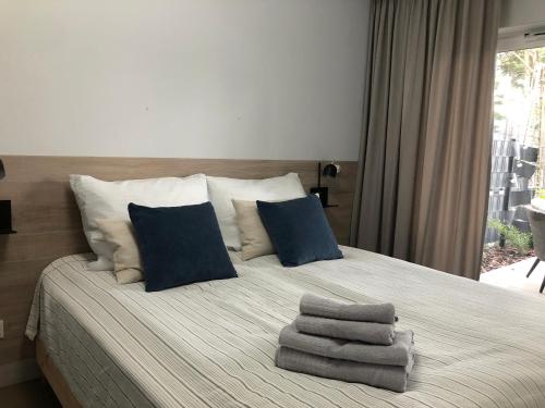 een slaapkamer met een bed met handdoeken erop bij Apartament Blue Sea in Międzywodzie
