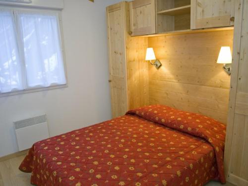 Llit o llits en una habitació de Appartement Brides-les-Bains, 3 pièces, 6 personnes - FR-1-512-221
