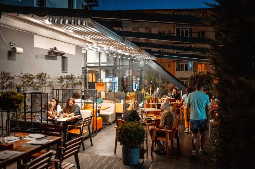 een groep mensen die aan tafel zitten in een restaurant bij Hotel Subcarpati in Curtea de Argeş