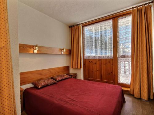 Appartement La Plagne, 2 pièces, 5 personnes - FR-1-455-50にあるベッド