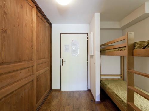 Habitación con puerta y litera en Appartement Brides-les-Bains, 3 pièces, 8 personnes - FR-1-512-1, en Brides-les-Bains