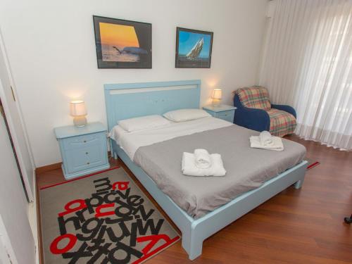 een kleine slaapkamer met een bed en een stoel bij Appartement Menton, 3 pièces, 5 personnes - FR-1-196-230 in Menton