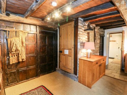 um quarto com paredes de madeira e uma porta de madeira em Wray Green em Ravenstonedale
