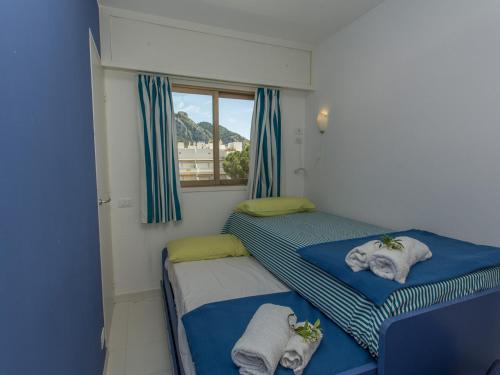 2 camas individuales en una habitación con ventana en Appartement Menton, 3 pièces, 6 personnes - FR-1-196-165, en Menton