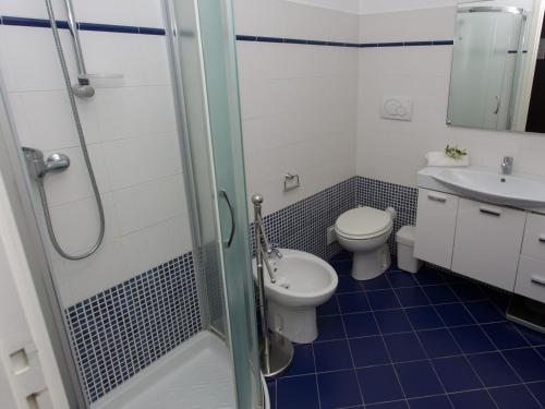 La salle de bains est pourvue de toilettes, d'un lavabo et d'une douche. dans l'établissement Appartement Menton, 3 pièces, 6 personnes - FR-1-196-165, à Menton