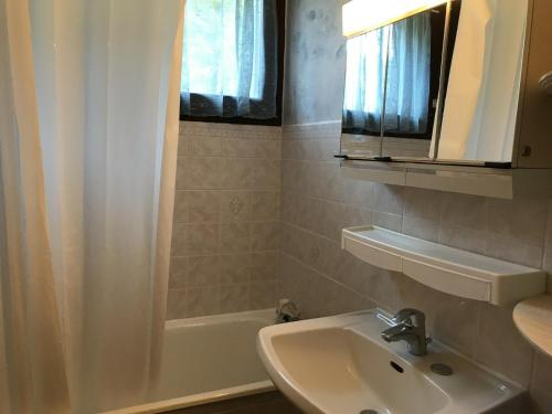 a bathroom with a sink and a bath tub at Studio Corrençon-en-Vercors, 1 pièce, 4 personnes - FR-1-515-92 in Corrençon-en-Vercors