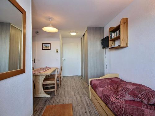 Appartement Plagne Soleil, 2 pièces, 4 personnes - FR-1-455-96にあるテレビまたはエンターテインメントセンター