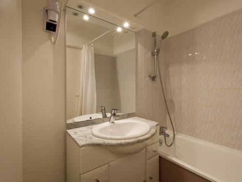 een badkamer met een wastafel, een douche en een bad bij Studio Brides-les-Bains, 1 pièce, 4 personnes - FR-1-512-14 in Brides-les-Bains