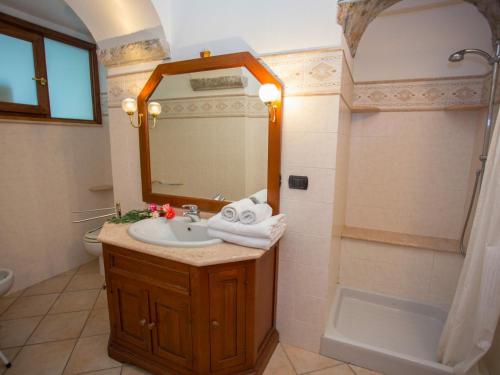 uma casa de banho com um lavatório, um espelho e uma banheira em Appartement Menton, 1 pièce, 5 personnes - FR-1-196-195 em Menton