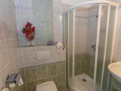 uma casa de banho com um chuveiro, um WC e um lavatório. em Studio Menton, 1 pièce, 2 personnes - FR-1-196-216 em Menton