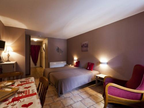 una camera d'albergo con letto, tavolo e sedie di Studio Brides-les-Bains, 1 pièce, 4 personnes - FR-1-512-212 a Brides-les-Bains