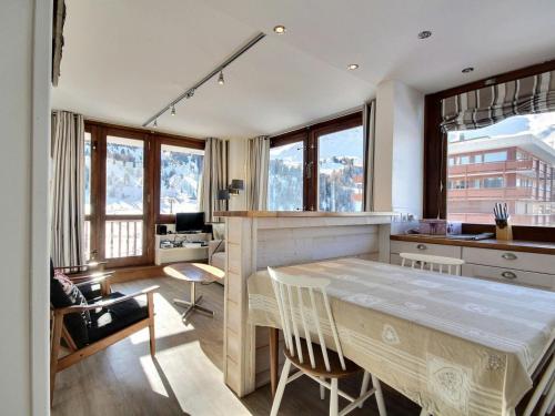 Appartement La Plagne, 3 pièces, 6 personnes - FR-1-455-104にあるキッチンまたは簡易キッチン