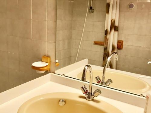 a bathroom with a sink and a mirror and a tub at Appartement Villard-de-Lans, 2 pièces, 4 personnes - FR-1-515-95 in Villard-de-Lans