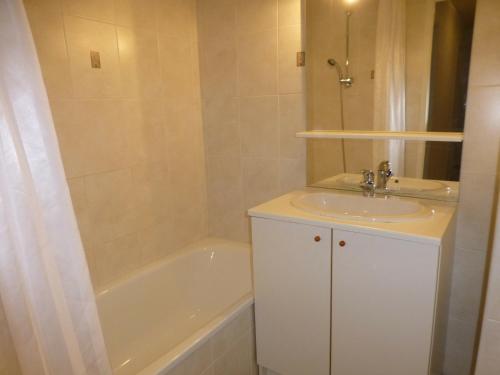 y baño con lavabo y bañera. en Appartement Brides-les-Bains, 2 pièces, 6 personnes - FR-1-512-153, en Brides-les-Bains