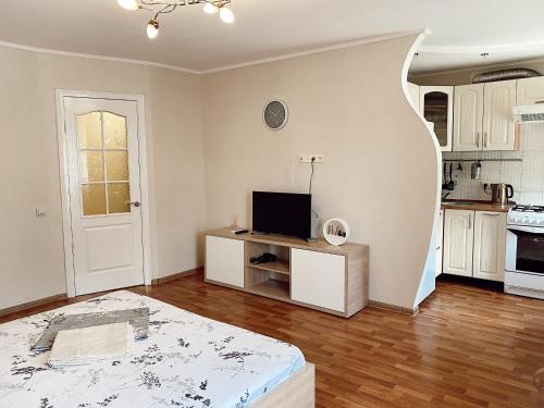 una sala de estar con TV en un armario y una cocina en Apartment Sobornyi Prospect 95 en Zaporiyia
