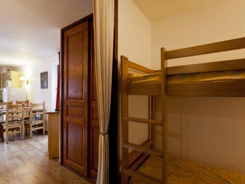 a room with two bunk beds and a dining room at Studio Brides-les-Bains, 1 pièce, 4 personnes - FR-1-512-143 in Brides-les-Bains