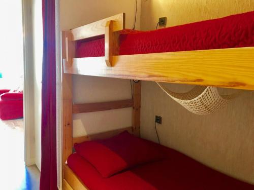Pokój z 2 łóżkami piętrowymi w pokoju w obiekcie Studio Villard-de-Lans, 1 pièce, 4 personnes - FR-1-515-68 w mieście Villard-de-Lans