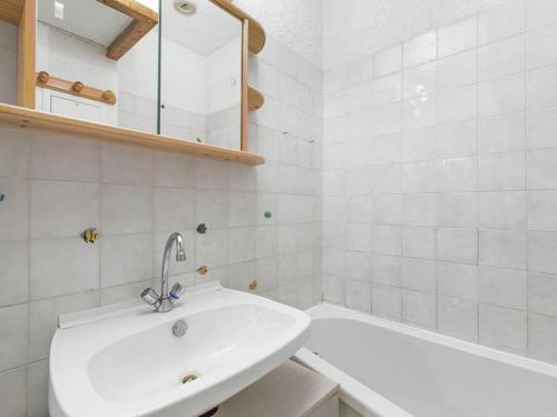 a white bathroom with a sink and a bath tub at Appartement Villard-de-Lans, 2 pièces, 4 personnes - FR-1-515-94 in Villard-de-Lans