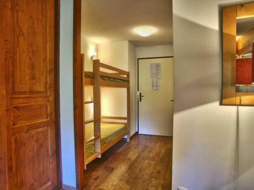 einen Flur mit einem Zimmer mit 2 Etagenbetten in der Unterkunft Studio Brides-les-Bains, 1 pièce, 4 personnes - FR-1-512-49 in Brides-les-Bains