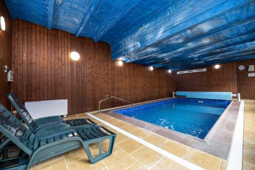 a swimming pool with a chair and a tub at Penzion Grasel in Nové Syrovice