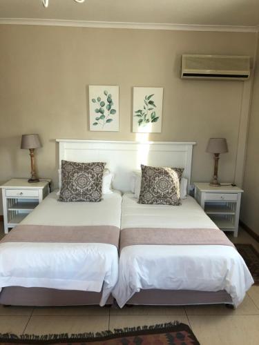 Una cama o camas en una habitación de Oak Tree Lodge