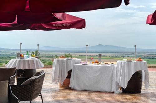 two tables with white table cloths on top of a roof at Hotel Soli Invicto in Elenovo