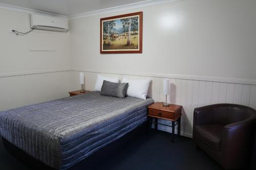 Postel nebo postele na pokoji v ubytování Charleville Waltzing Matilda Motor Inn