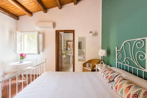 リド・ディ・モンデッロにあるVilla Ammirata Mondello by Wonderful Italyのベッドルーム1室(白い大型ベッド1台付)