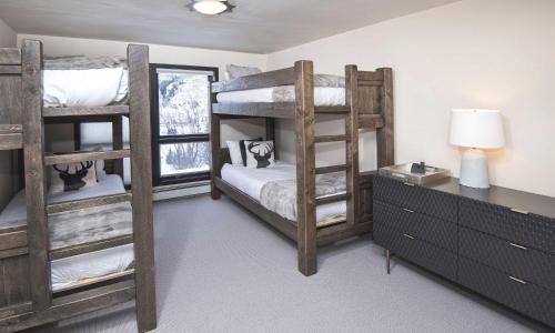 Двуетажно легло или двуетажни легла в стая в 814 Eagle Dr, Home