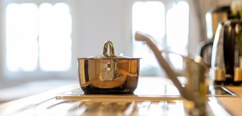 a tea kettle sitting on top of a table at Ferienwohnung zum Marktplatz in Wernigerode