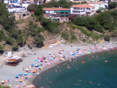 an aerial view of a beach with umbrellas at Ca la Nuri Pis 3 in Llança