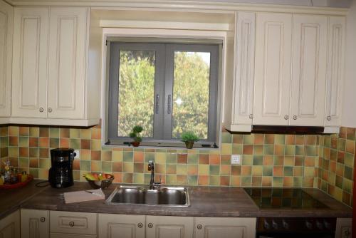 A kitchen or kitchenette at Dio Guesthouses