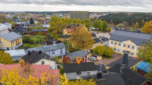 una vista aérea de una ciudad con casas en Piispan majatalo, pieni erillistalo, en Porvoo