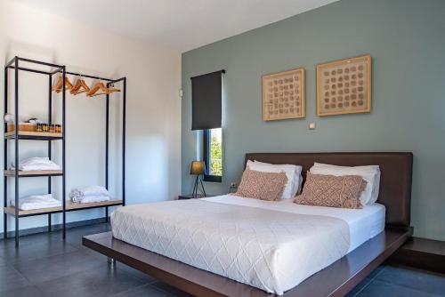 1 dormitorio con 1 cama grande con sábanas blancas en Villa Vega, en La Canea