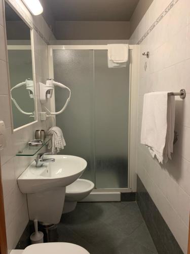 ein Bad mit einer Dusche, einem WC und einem Waschbecken in der Unterkunft Eterna Roma in Rom