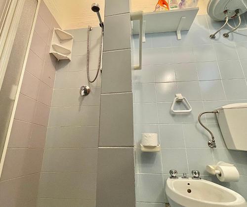 ポルト・ポッツォにあるSardegna appartamento a 200 mt dal mareのバスルーム(シャワー、トイレ、シンク付)