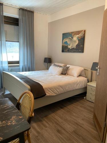 a bedroom with a bed and a window at Parel aan de Moezel in Bruttig-Fankel
