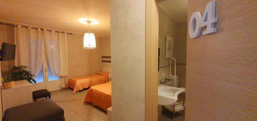 Habitación de hotel con baño con cama y lavamanos en Affittacamere Borgo Sabbionara en Monselice