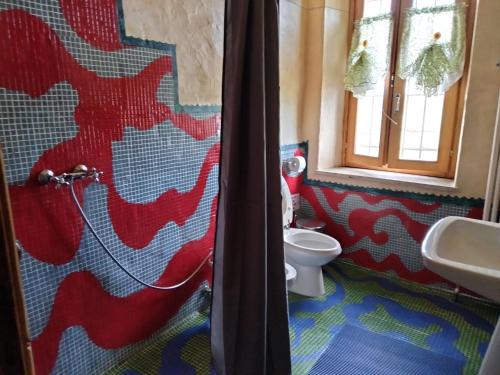 Łazienka z toaletą i mozaikową ścianą w obiekcie B&B Castel Goffredo san P 3 w mieście Castel Goffredo