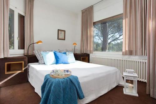 Un dormitorio con una cama grande y una ventana en El Chalet del Montseny, en Seva