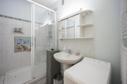 une salle de bain avec toilettes, lavabo et douche dans l'établissement Trimaran, à Courseulles-sur-Mer