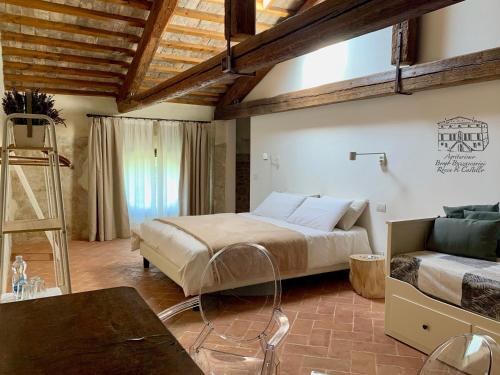 Postel nebo postele na pokoji v ubytování Agriturismo Borgo Buzzaccarini Rocca di Castello