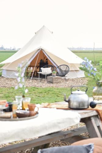a tent with a table in front of it at Smuk Lytse Bell Tent in Echtenerbrug