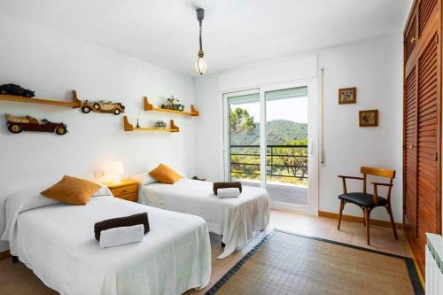 Giường trong phòng chung tại Mediterranean villa with pool near barcelona
