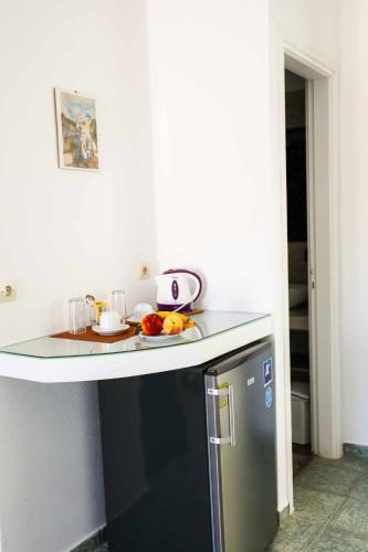 Η κουζίνα ή μικρή κουζίνα στο Finikas Santorini
