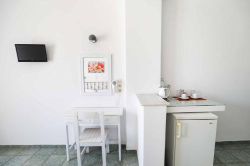 Η κουζίνα ή μικρή κουζίνα στο Finikas Santorini