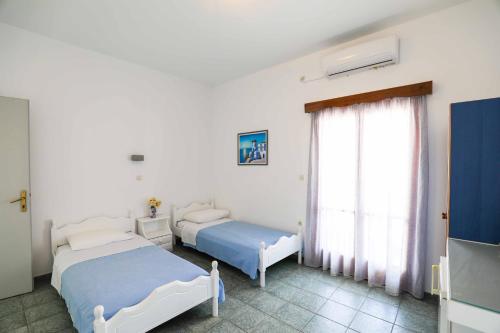 Ένα ή περισσότερα κρεβάτια σε δωμάτιο στο Finikas Santorini