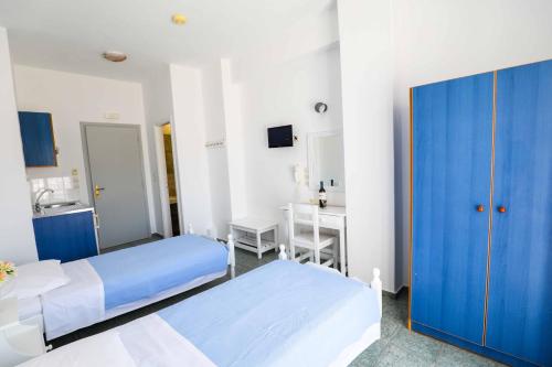 Ένα ή περισσότερα κρεβάτια σε δωμάτιο στο Finikas Santorini