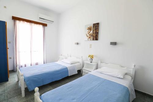 Ένα ή περισσότερα κρεβάτια σε δωμάτιο στο Finikas Santorini