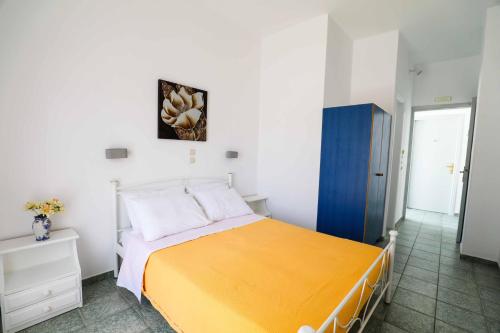 Ένα ή περισσότερα κρεβάτια σε δωμάτιο στο Finikas Santorini